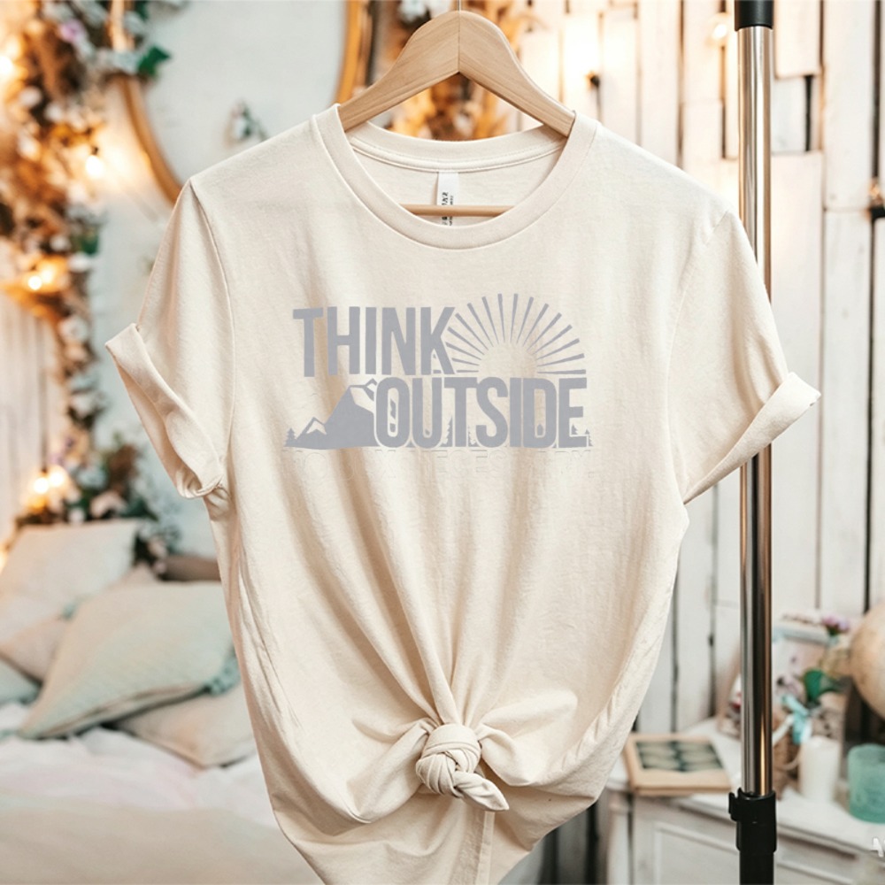 Outdoor Adventure Quotes - Koszulka z grafiką Think Outside Sun