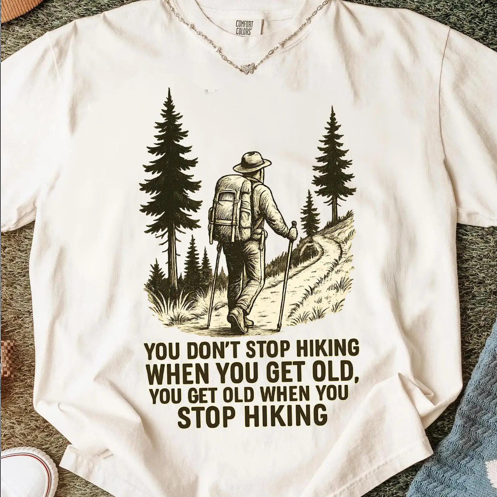 Outdoor Adventure Quotes - Nie przestajesz walczyć z wędrówkami po